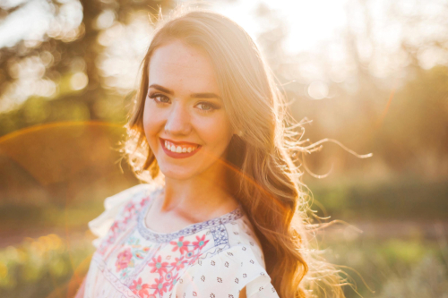 光に包まれた女性