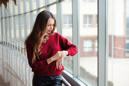電話する　女性