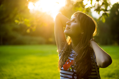 上を見る　女性