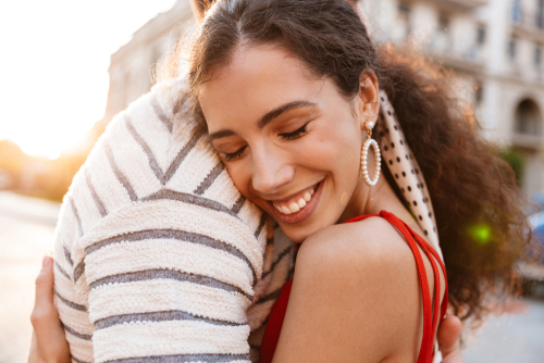 抱きしめる女性