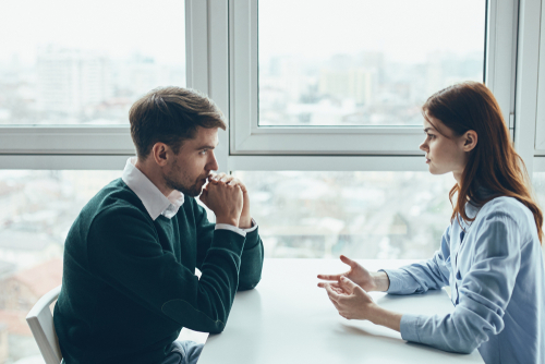 話し合うカップル