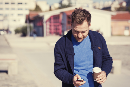 コーヒーを持つ男性