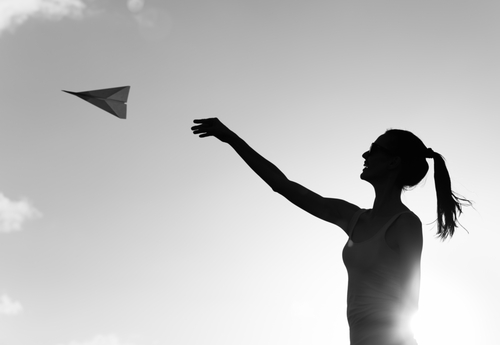 紙飛行機を飛ばす