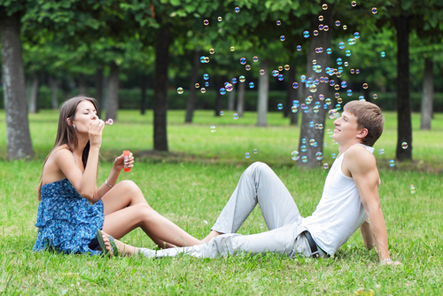 シャボン玉　カップル