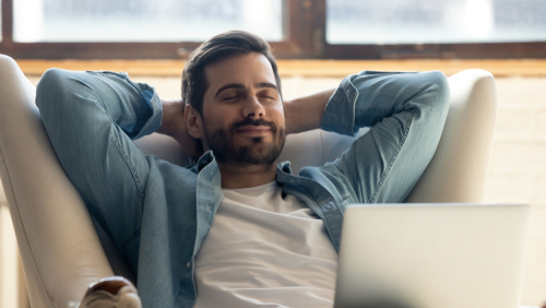 部屋で過ごす男性