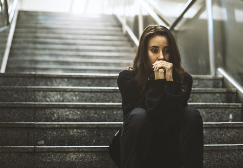 心配する　女性
